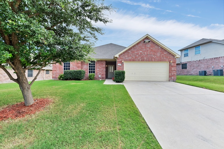 Photo 1 of 29 - 1409 Dun Horse Dr, Haslet, TX 76052
