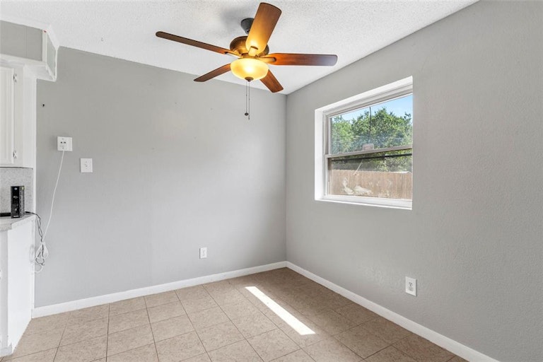 Photo 4 of 21 - 208 NW Suzanne Ter, Burleson, TX 76028