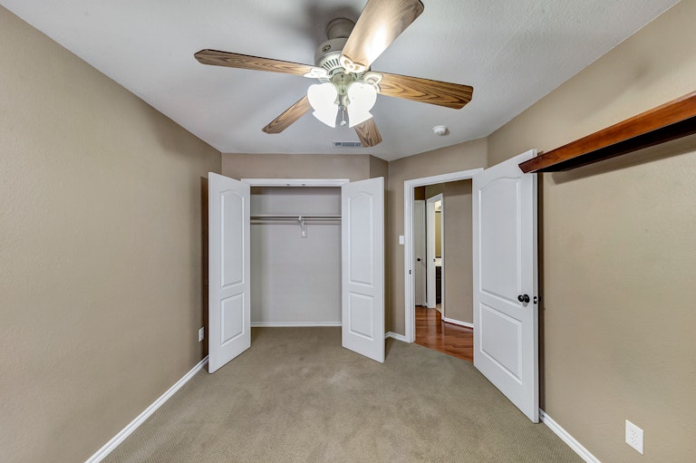 Photo 23 of 28 - 2225 Park Hurst Dr, Arlington, TX 76001