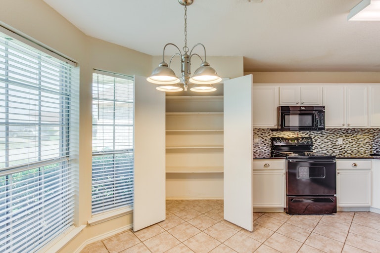 Photo 11 of 28 - 5717 Magnum Dr, Arlington, TX 76018