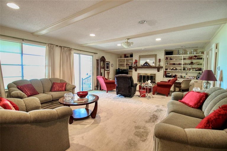 Photo 9 of 27 - 5520 Lakeview Cir, Rowlett, TX 75089