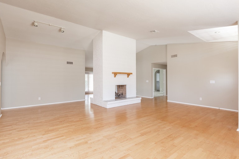 Photo 8 of 29 - 802 E Meadow Ln, Phoenix, AZ 85022