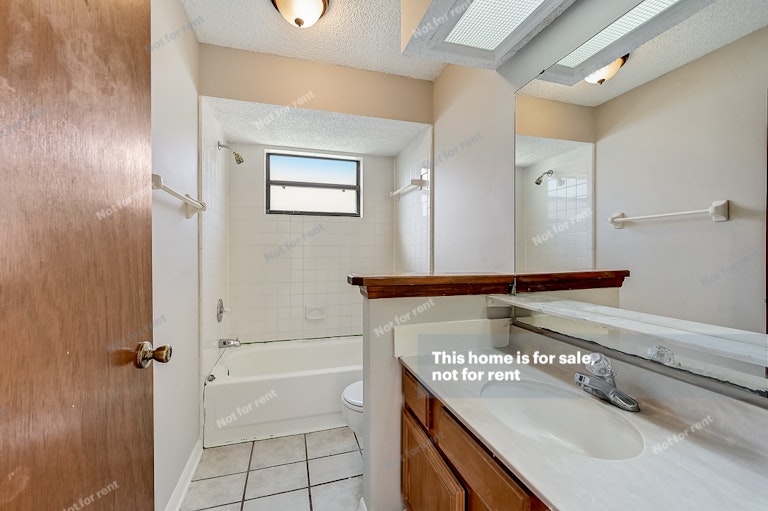 Photo 26 of 32 - 8460 Rockridge Dr, Jacksonville, FL 32244