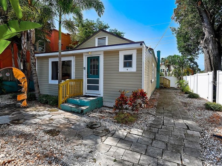 Photo 33 of 42 - 2010 Burlington Ave N, Saint Petersburg, FL 33713