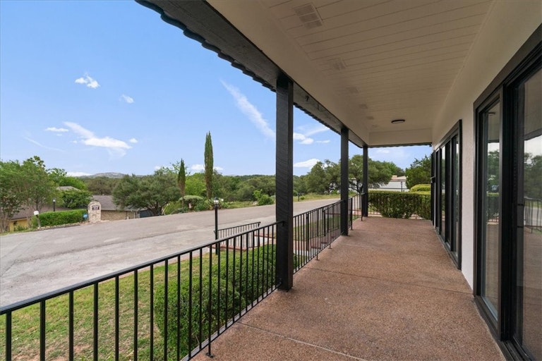 Photo 4 of 34 - 411 Seawind, Lakeway, TX 78734