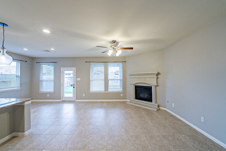Photo 13 of 35 - 18226 Russett Green Dr, Tomball, TX 77377