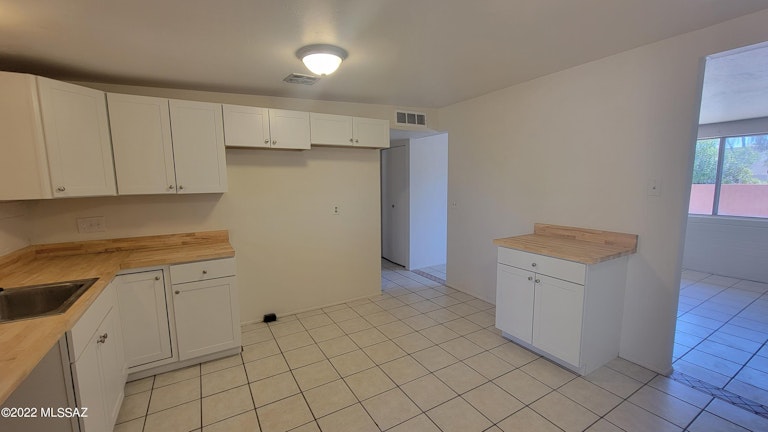 Photo 6 of 20 - 1463 W Roger Rd, Tucson, AZ 85705
