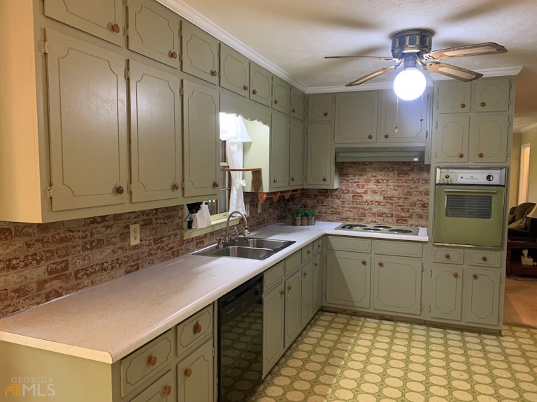 Photo 13 of 43 - 2761 Hickory Trl, Snellville, GA 30078