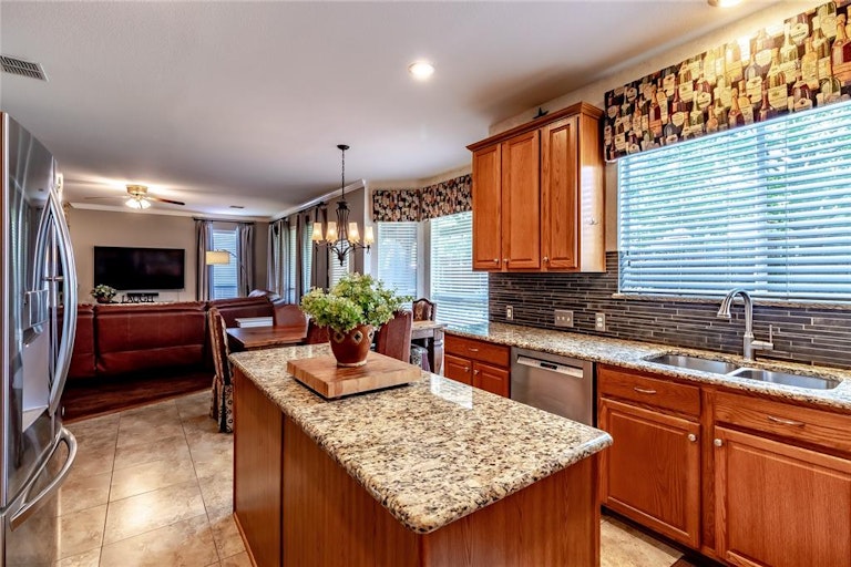 Photo 9 of 40 - 5205 Lake Bluff Dr, McKinney, TX 75071