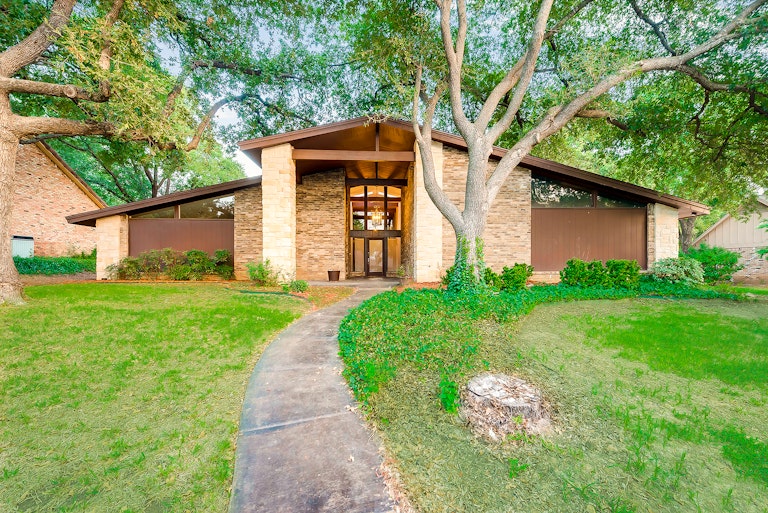 Photo 1 of 27 - 1106 Country Club Ct, Mansfield, TX 76063