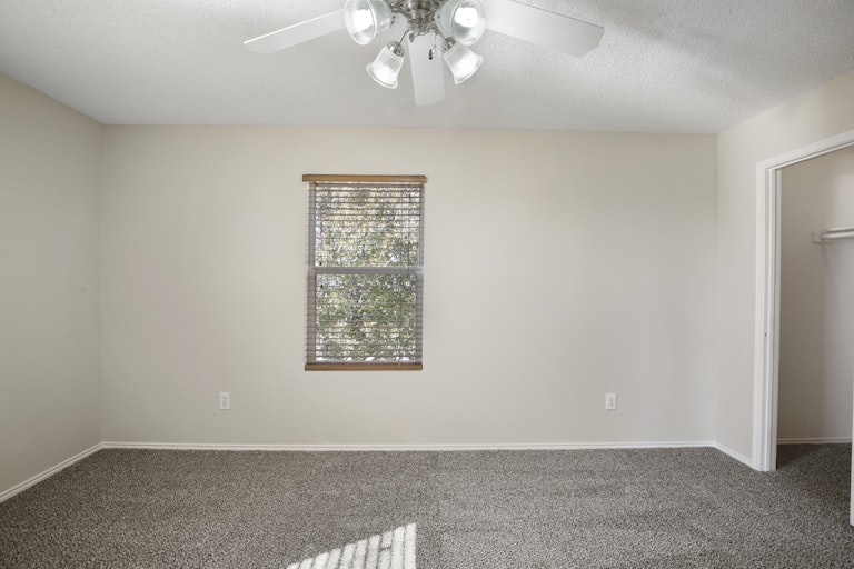 Photo 22 of 30 - 6904 Meadow Way Ln, Fort Worth, TX 76179