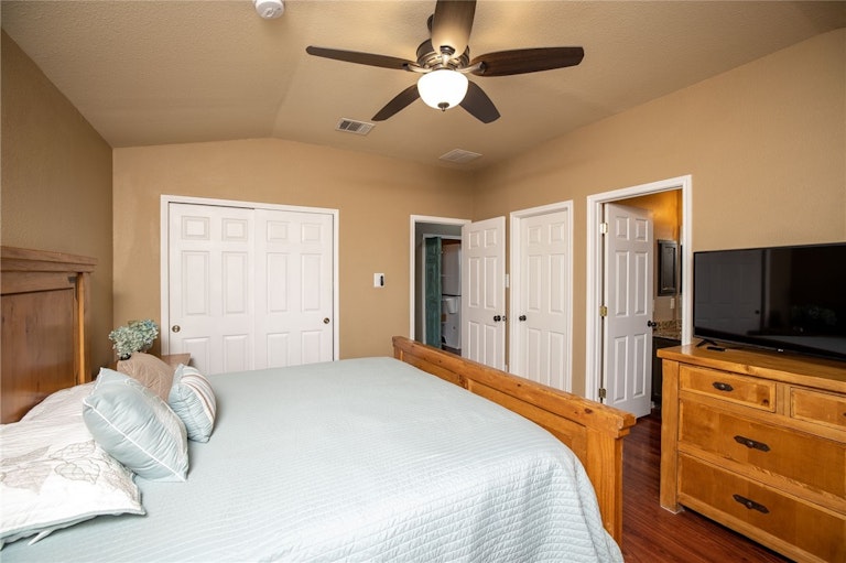 Photo 20 of 40 - 376 Solitaire Path, New Braunfels, TX 78130