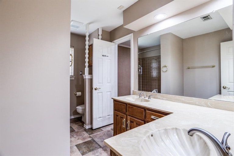 Photo 23 of 27 - 3825 Edgewater Dr, Bedford, TX 76021