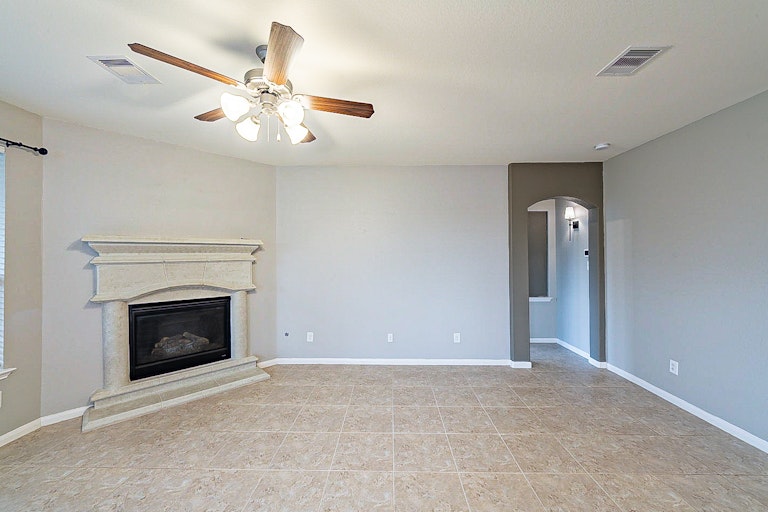 Photo 5 of 35 - 18226 Russett Green Dr, Tomball, TX 77377
