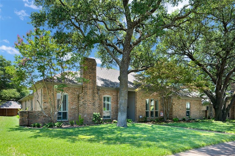 Photo 1 of 40 - 7336 Williamswood Dr, Dallas, TX 75252