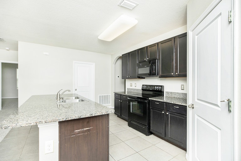 Photo 4 of 17 - 11816 Myrtle Rock Dr, Riverview, FL 33578