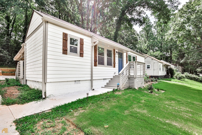 Photo 3 of 21 - 1963 Headland Dr, Atlanta, GA 30344