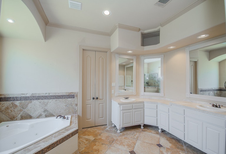 Photo 22 of 47 - 3006 Queen Ann Ct, Arlington, TX 76001