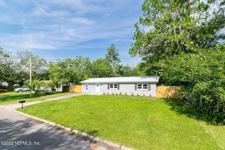 Photo 2 of 17 - 13350 Beall Ave, Jacksonville, FL 32218