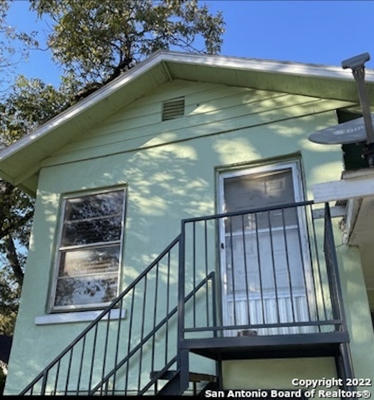 Photo 4 of 17 - 127 Benita St, San Antonio, TX 78210