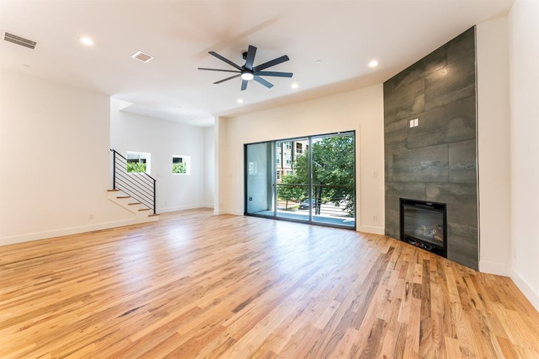 Photo 11 of 40 - 352 Foch St, Fort Worth, TX 76107