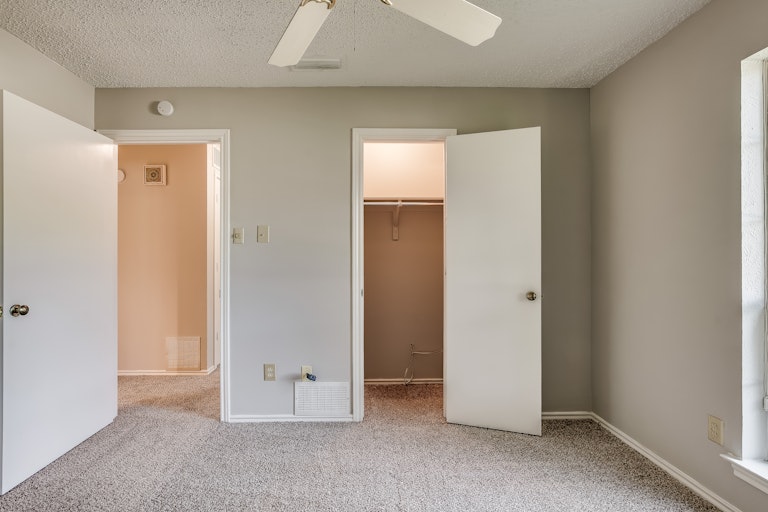 Photo 21 of 27 - 2618 Meadowridge Dr, Garland, TX 75044