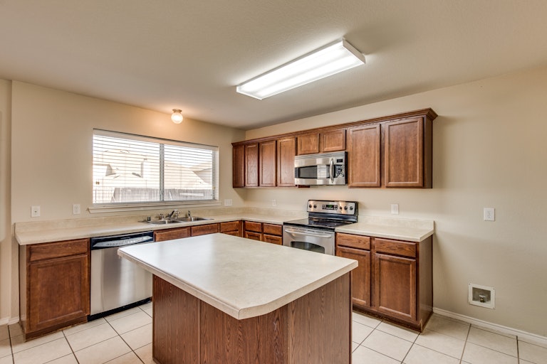 Photo 8 of 37 - 414 Hackberry Dr, Fate, TX 75087