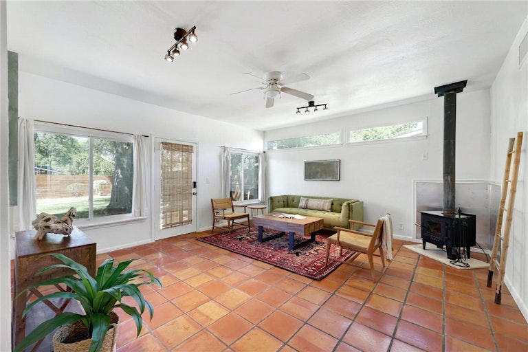Photo 5 of 22 - 1403 Larkwood Dr, Austin, TX 78723