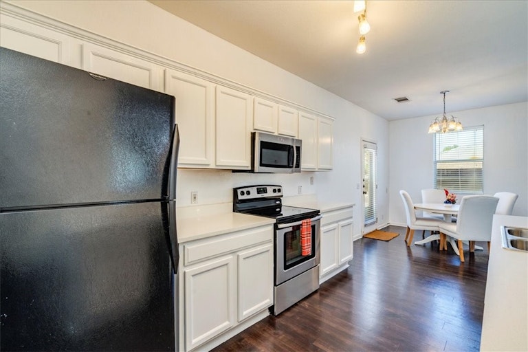 Photo 9 of 32 - 4703 Valcour Bay Ln, Austin, TX 78754