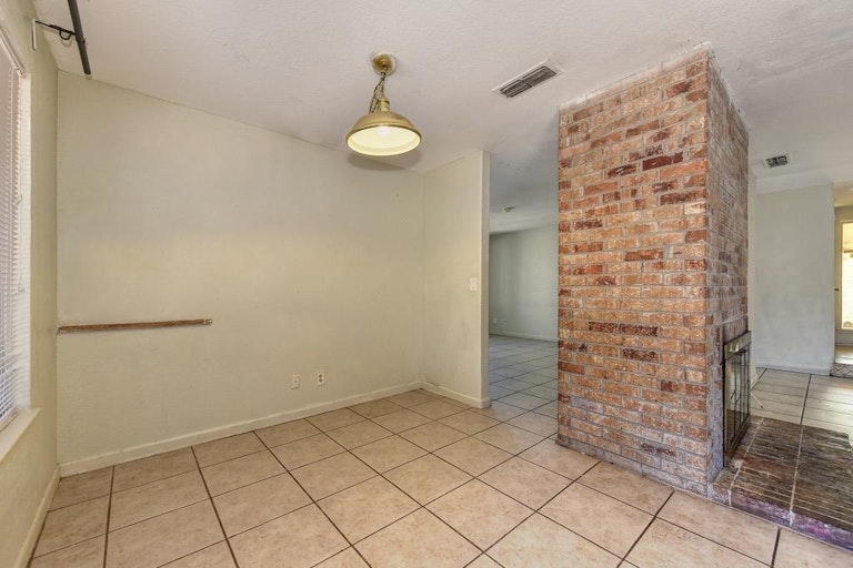 Photo 9 of 37 - 19 Sentido Ct, Sacramento, CA 95823
