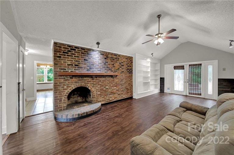 Photo 13 of 29 - 9023 Nottoway Dr, Charlotte, NC 28213