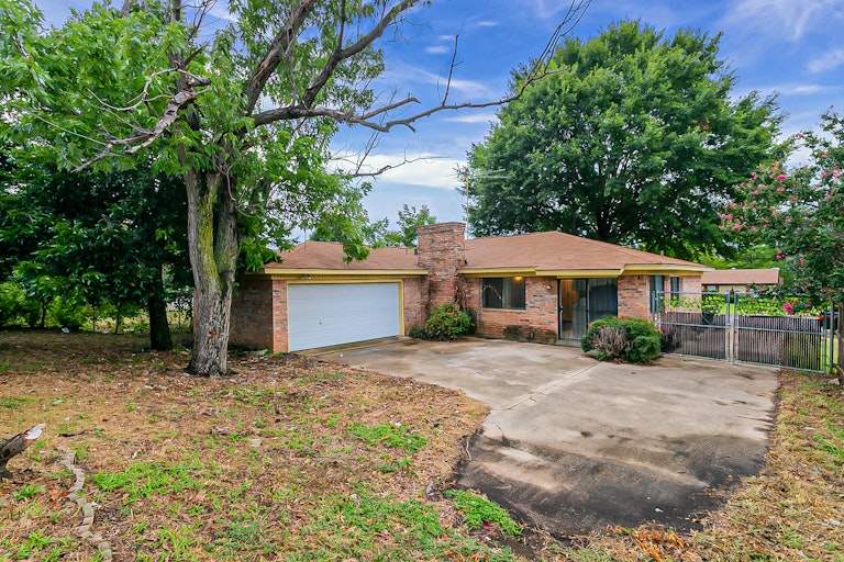 Photo 7 of 23 - 607 Dogwood Cir, Euless, TX 76039