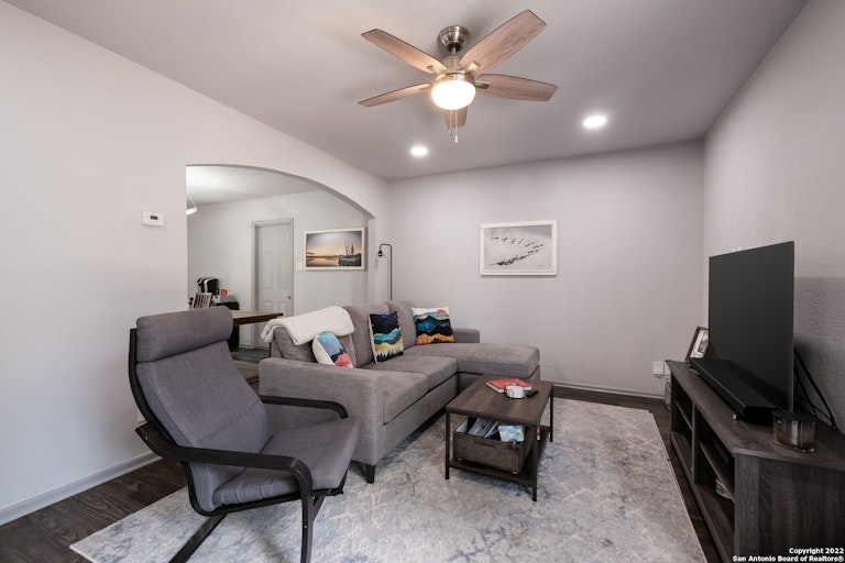 Photo 5 of 22 - 7434 Fieldgate Dr, San Antonio, TX 78227