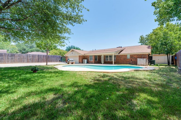 Photo 1 of 40 - 312 Greenbriar Ln, Colleyville, TX 76034