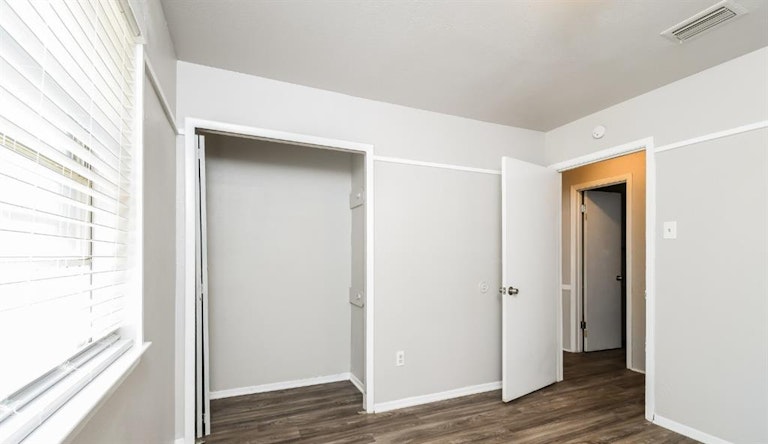Photo 12 of 30 - 922 SE 5th St, Grand Prairie, TX 75051