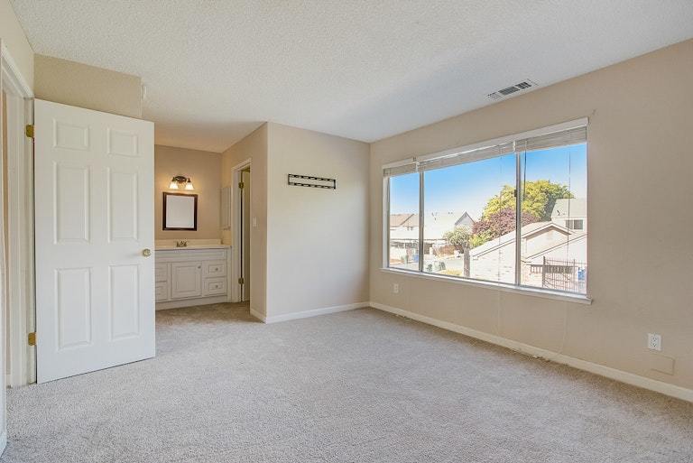Photo 7 of 39 - 7572 Burgoyne Ln, Sacramento, CA 95823