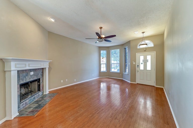 Photo 12 of 28 - 8755 Saranac Trl, Fort Worth, TX 76118