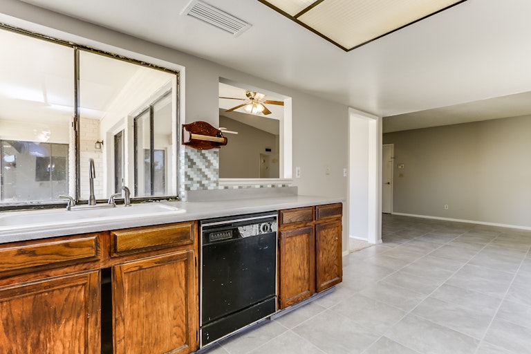 Photo 6 of 27 - 5056 N 71st Ave, Glendale, AZ 85303