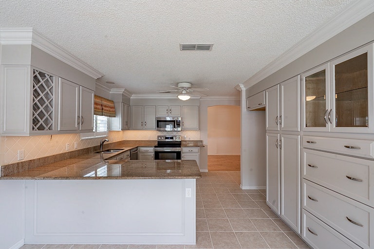 Photo 4 of 31 - 1044 Soledad Way, Lady Lake, FL 32159