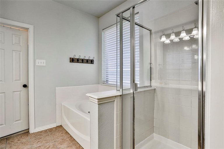 Photo 21 of 32 - 3949 Diamond Ridge Dr, Fort Worth, TX 76244