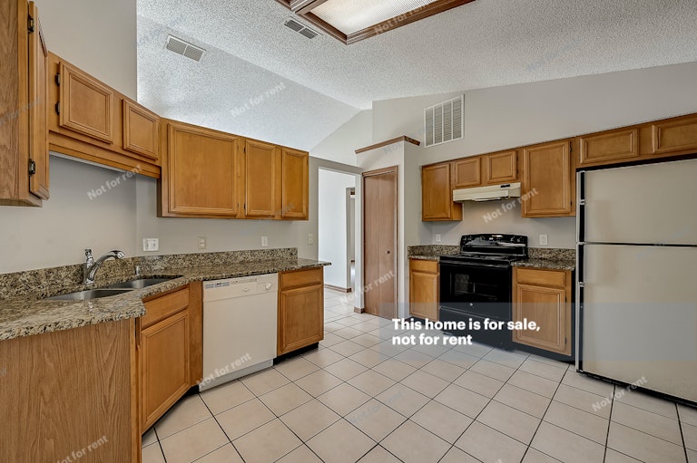 Photo 2 of 32 - 8460 Rockridge Dr, Jacksonville, FL 32244