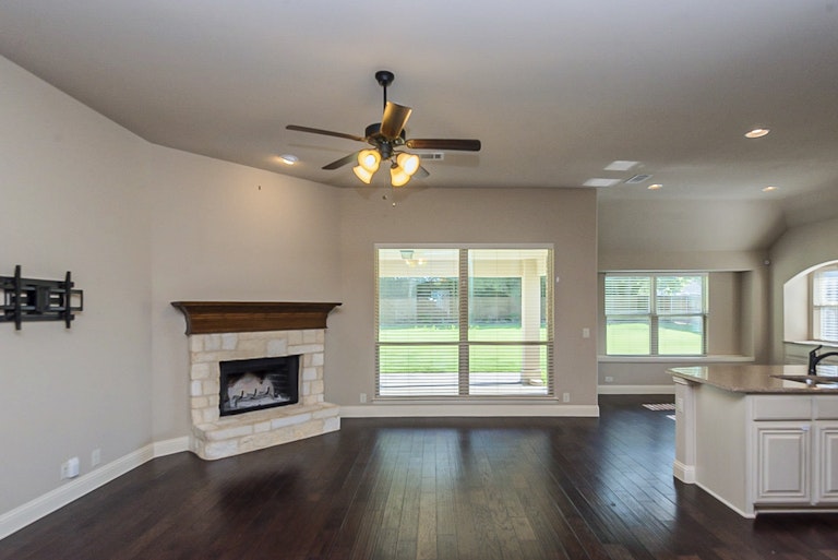 Photo 12 of 32 - 1110 Safrano St, Midlothian, TX 76065