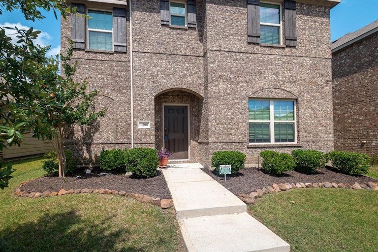 Photo 5 of 29 - 1300 Honeywood Ln, Royse City, TX 75189