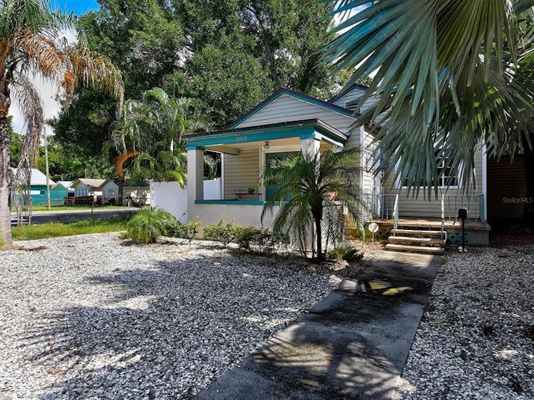 Photo 4 of 42 - 2010 Burlington Ave N, Saint Petersburg, FL 33713