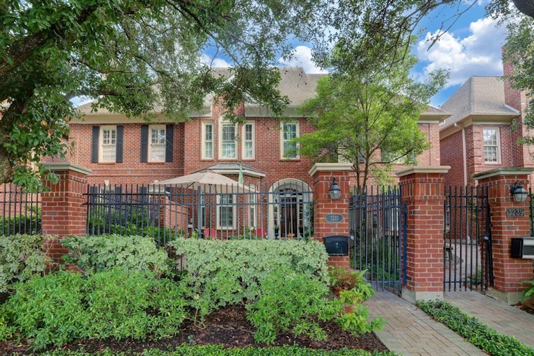 Photo 1 of 20 - 3235 Bellefontaine St, Houston, TX 77025