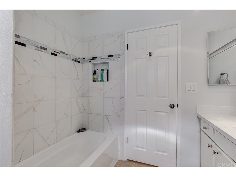Photo 14 of 30 - 555 S La Veta Park Cir #116, Orange, CA 92868