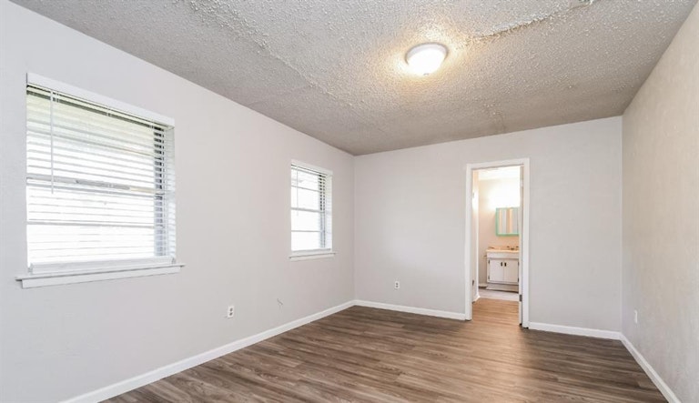 Photo 8 of 30 - 922 SE 5th St, Grand Prairie, TX 75051