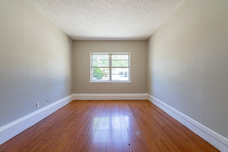 Photo 12 of 25 - 11740 Fernald Ave, Dallas, TX 75218