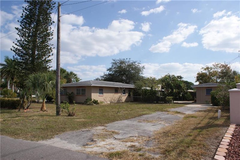 Photo 13 of 25 - 600 Harbor Dr S, Venice, FL 34285