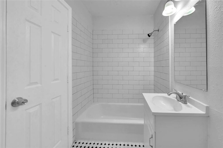 Photo 6 of 23 - 5102 Academy St #16, Houston, TX 77005